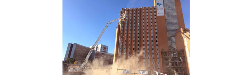 La Liebherr R 980 Demolition de Hercal, pieza clave en la demolición de la torre de 18 plantas del Hospital 12 de Octubre