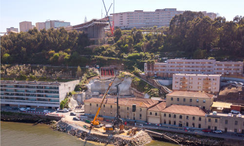 Las pilotadoras de rotación Liebherr LB 45 y LB 36 de Cimentalia ejecutan la cimentación del puente que unirá Oporto con Vilanova de Gaia